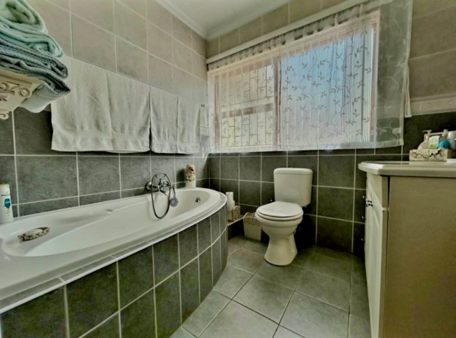 Bedroom Property for Sale in Hartenbos Heuwels Western Cape